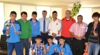 Boksörler Başarılarını Çintimar'la Paylaştı