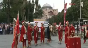 İlk İftar Topu Sultanahmet Meydanı'nda Patlatıldı