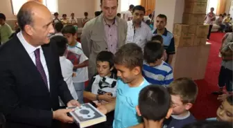 Elazığ Belediye Başkanı Selmanoğlu'ndan Talebelere Kur'an I Kerim Hediyesi