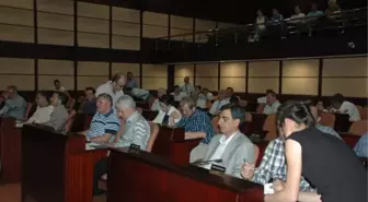 Saygı Duruşunu Protesto Etti