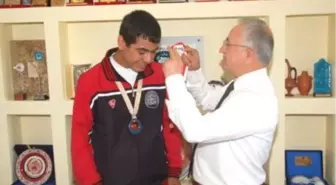 Wushu Şampiyonları, Başkan Aydoğan'ı Ziyaret Etti