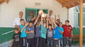 Kuran Kursu Öğrencilerine Top Dağıtıldı