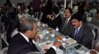 CÜ Rektörü, İftarı Vatandaşlarla Birlikte Yaptı