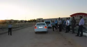 Kanala Yüzünü Yıkamaya Giden Genç Suda Kayboldu