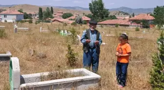 70 Yıldır Ölenlerin Kaydını Tutuyor