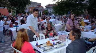 Kaymakam ve Belediye Başkanı Vatandaşlara Yemek Dağıttı