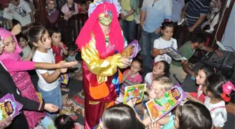 Meddah Amcaya Çocuklardan Yoğun İlgi