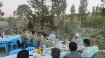 Kaymakam Mehmetçikle İftar Yemeğinde Buluştu