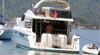 İşadamı Aksoy, Yüzerek Stres Atıyor