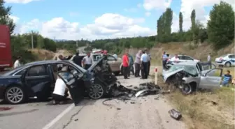 Tosya'da İki Otomobil Çarpıştı: 1 Çocuk Öldü, 3 Yaralı