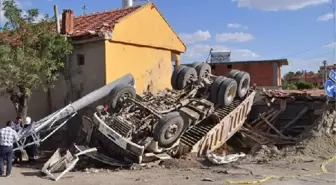 Freni Tutmayan Kamyon Evin Bahçesine Girdi, Sürücü Öldü