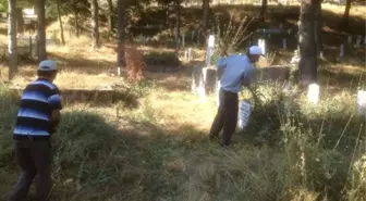 Mezarlıklarda Bayram Temizliği