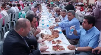 Mahalleli Kardeşlik Sofrasında