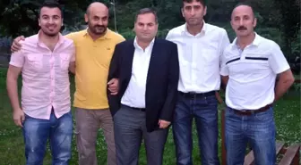 Futbol Takımı İçin, Yaş Çay Toplayacaklar