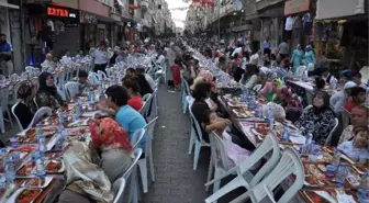 Küçük Kız, Kaybettiği Babasının Fotoğrafıyla İftar Açtı