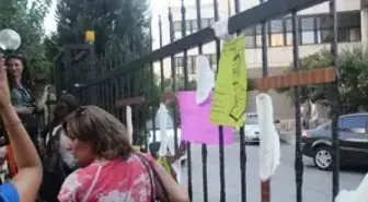 TRT Binasına Kadın Pedi Yapıştırdılar