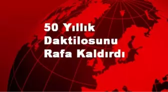 50 Yıllık Daktilosunu Rafa Kaldırdı