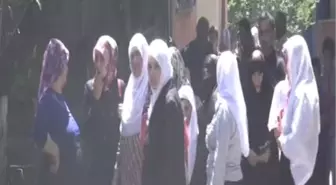 Karabük Kazma ile Kapıyı Kırıp İki Kişiyi Yanmaktan Kurtardı