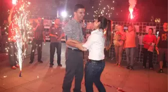 Atatürk Meydanı'nda İlginç Evlilik Teklifi