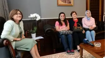 Bakan Fatma Şahin, LYS İngilizce Dil Alanında Türkiye 459'uncusu Olan Akgül Akar'ı Kabul Etti