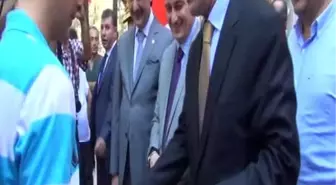 Maliye Bakana Şimşek,100 Çocuğa 5'er Lira Harçlık Verdi