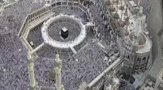 Yüzbinlerce Müslüman Kabe'ye Akın Etti