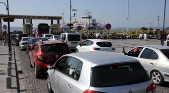 Çanakkale'de Tüm Hatlarda Tatilci Kuyruğu Var