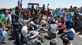 Çiftçiler, Traktörlerle 'İpek Yolu'nu Trafiğe Kapattı