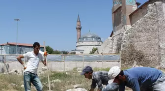 Tarihi Çifte Minareli Medrese Yanında Temizleme Kazısı Başlatıldı