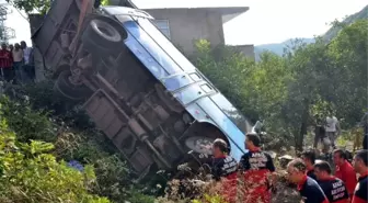 Zonguldak'ta Yolcu Midibüsü Bahçeye Devrildi, 1 Ölü 38 Yaralı