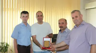 Demircililer Kültür ve Dayanışma Derneğinden Plaket