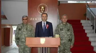 Emekliye Ayrılan Küçük, Görevini Tuğgeneral Erkek'e Teslim Etti