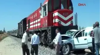 Yük Treni Hemzemin Geçitte Otomobile Çarpı 2 Ölü 1 Yaralı