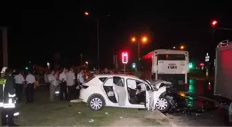 İzmir'de Trafik Kazası: : 2 Ölü, 1 Yaralı