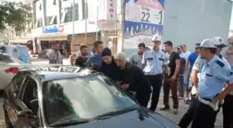 Polisle Tartışan Gençler, Takviye Ekip İstenince Özür Diledi