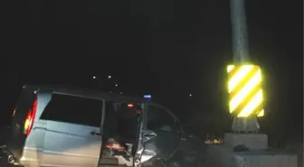 Burdur'da Kamyonet Yön Levhasına Çarptı: 2 Ölü, 8 Yaralı