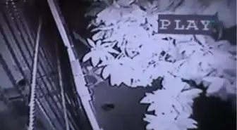 Denizli'de Bir Evi İzleyen 'Röntgenci' Kameraya Yakalandı