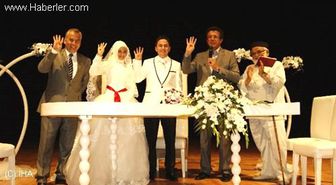AK Parti'li Vekilden Nikahta Rabia İşareti
