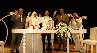AK Parti'li Vekil ve Başkandan Nikahta Rabia İşareti