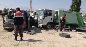 Niğde'de Çöp Kamyonu Arabaya Çarptı: 1 Ölü, 11 Yaralı