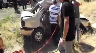 İki Otomobil Çarpıştı 1 Ölü 3 Yaralı