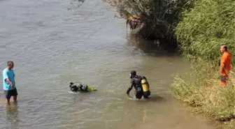 Dalgıçlar, Kızılırmak'ta Kazazedeyi Arıyor