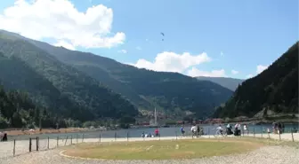 Arap Turistlerin Uzungöl'de Yamaç Paraşütü Keyfi