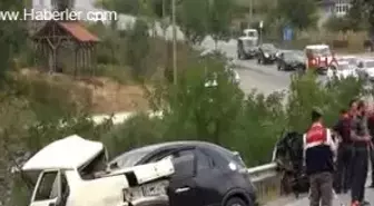Karşı Şeride Geçen Otomibil İkiye Ayrıldı: 2 Ölü 2 Yaralı