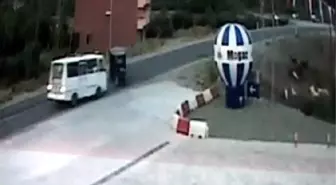 Minibüs Patpatı İkiye Bölüp Yol Kenarındaki Çobanı Altına Aldı: 2 Ölü, 3 Yaralı