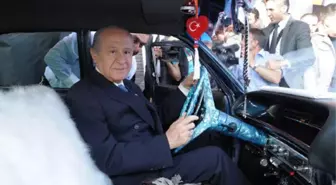 Devlet Bahçeli, Isparta'da Klasik Otomobile Bindi