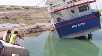 Yan Yatan Geminin Kurtarılması İçin Suyun Çekilmesi Bekleniyor