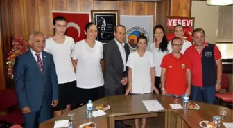 Ceyhan Belediyespor'da İmza Şov
