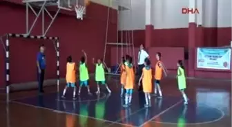 Emniyet Müdürü, Çocuklarla Basketbol Oynadı