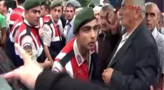 Doktor ve Ulaşım Sıkıntısını Protesto İçin Karayolunu Kapattılar